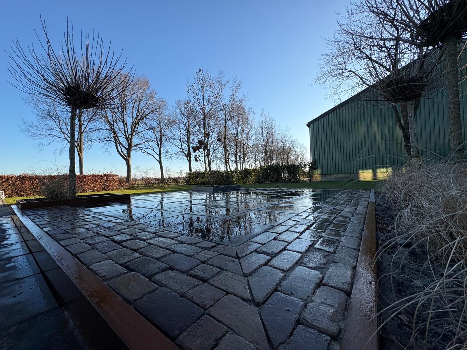 Tuin in de avond met sfeerverlichting