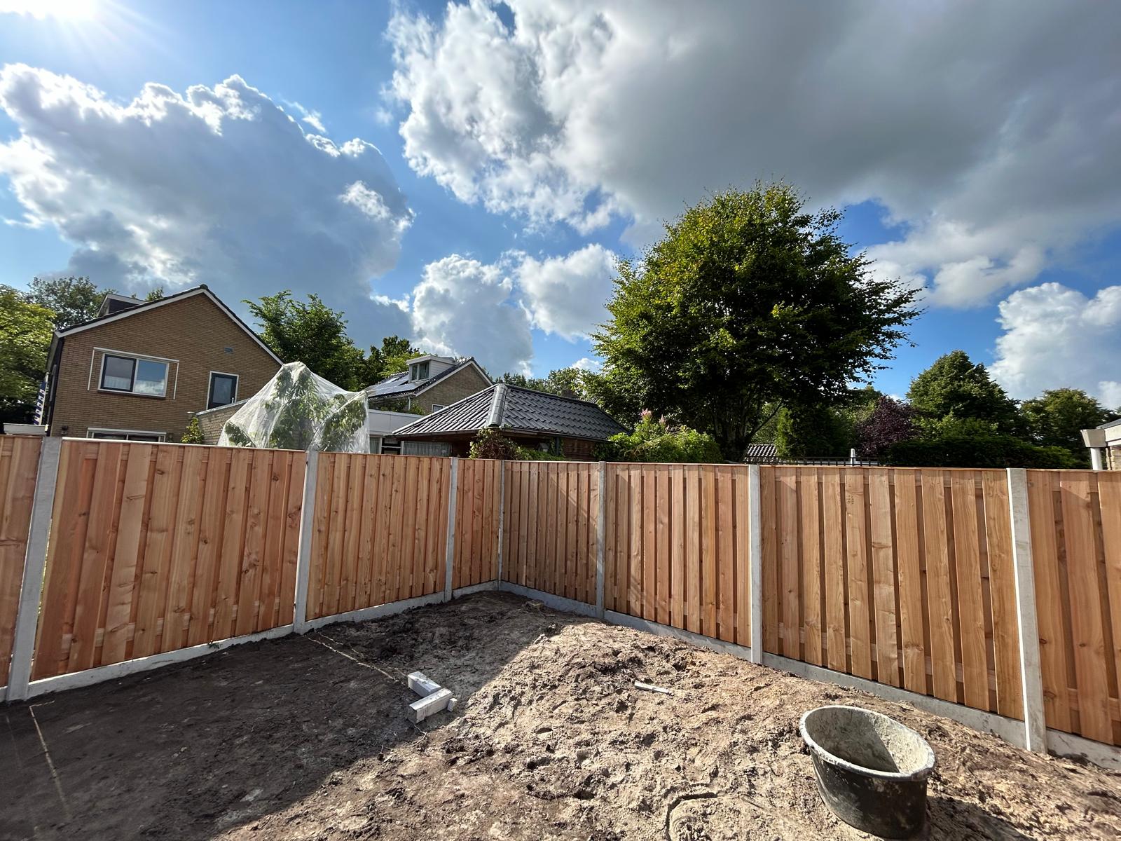 Houtbouw in de tuin met overkapping en terras